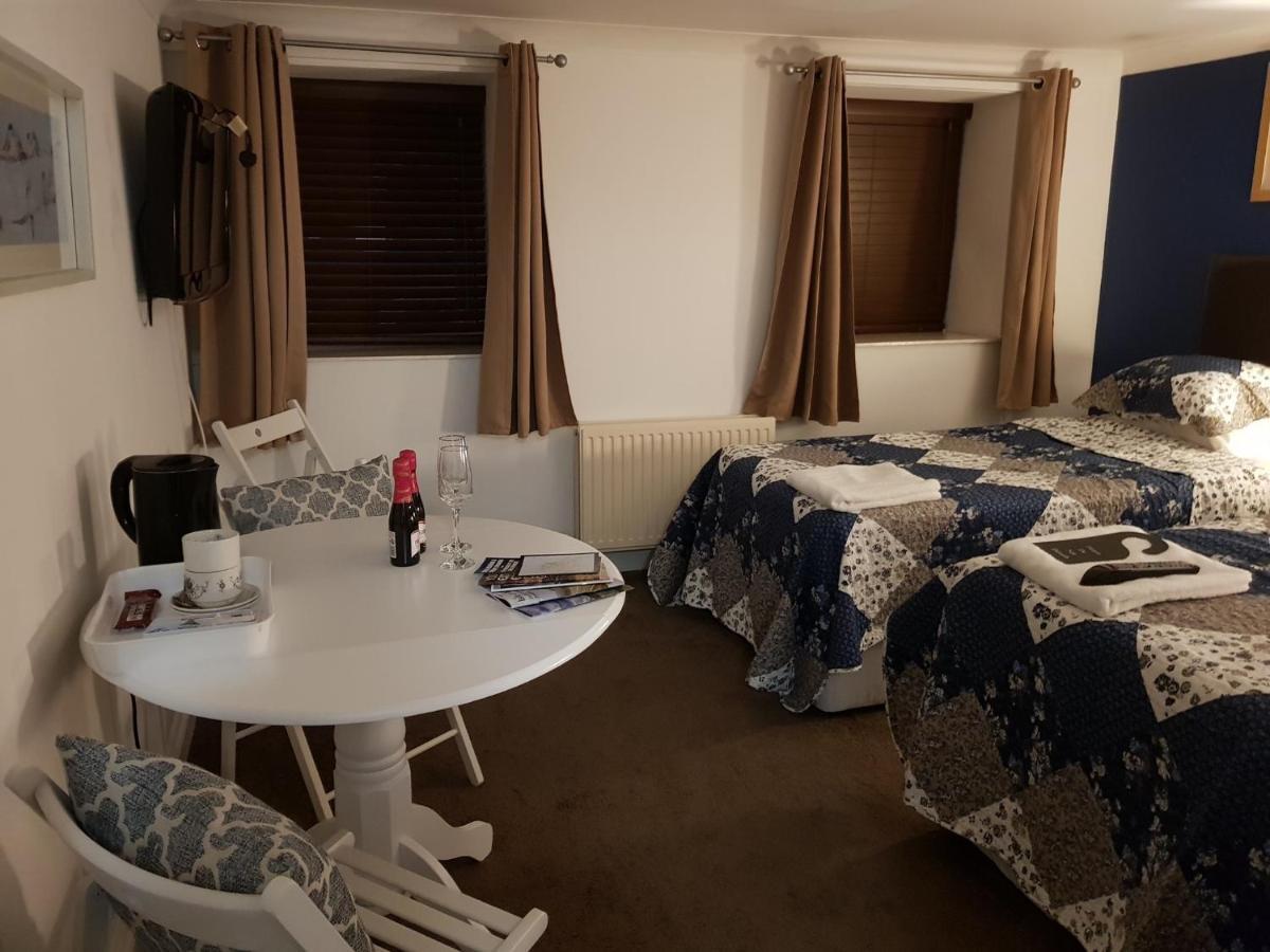 Bed And Blueberry Two Bed Suite For 2,3, Or 4 People ดักลาส ภายนอก รูปภาพ